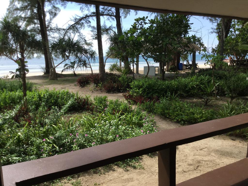 Phayam Coconut Beach Resort Koh Phayam Bagian luar foto